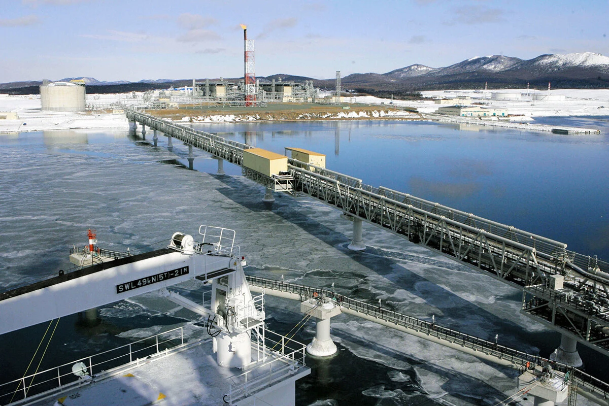 ロシア・サハリン州の液化天然ガス基地(上)から運搬船に延びるパイプ。日本政府は口ではロシアを非難するものの、岸田首相の地元・広島の「広島ガス」へのこの基地からの天然ガスの供給は止めていない