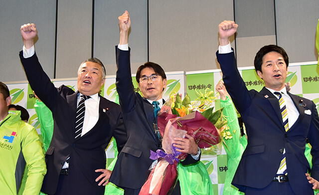 保守分裂となった奈良県知事選は、漁夫の利を得て日本維新の会の山下 真氏（写真中央）が当選した