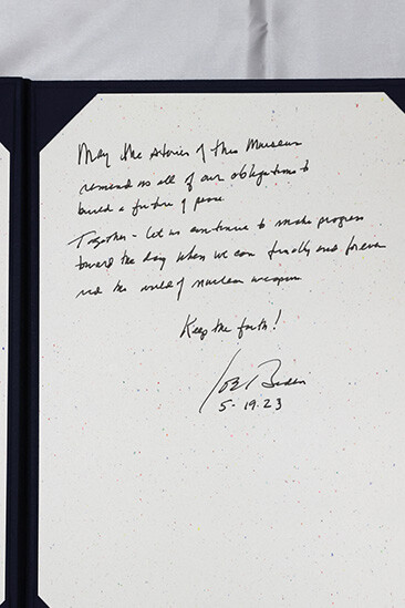 バイデン大統領は原爆資料館の芳名帳に「世界から核兵器を最終的に、そして永久になくせる日に向けて共に進んでいきましょう」などと記した