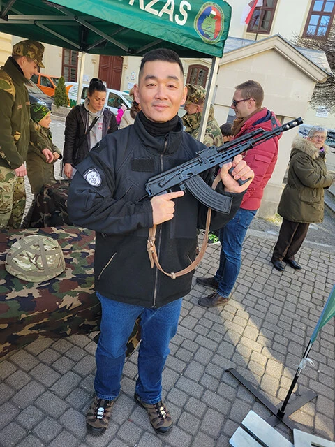 映画『ランボー』を見て米陸軍を目指した飯柴氏。『ランボー3』でランボーが使用したハンガリー製のフォアグリップが付いたAKMと出会う。AKに精通している（写真：飯柴氏提供）