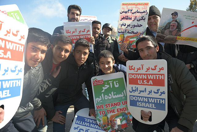 イランでは反アメリカ、反イスラエルの集会に少年たちも参加。イスラエルは「絶対悪」、アメリカは「巨悪」