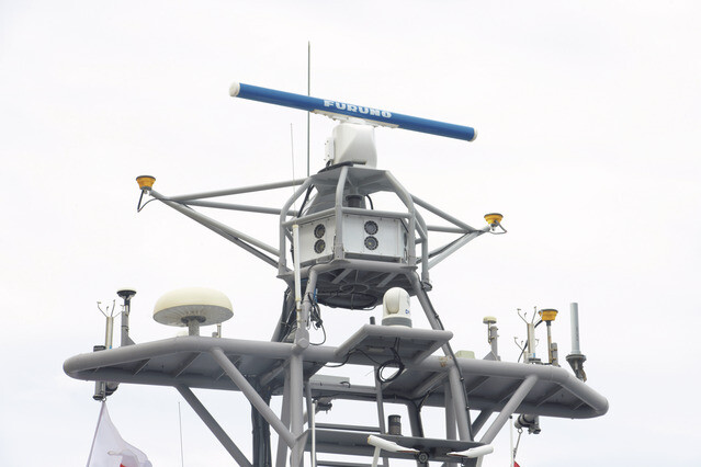 マストトップに設置された各種レーダー、センサー、通信用アンテナ、カメラ。陸上の運用センターと連携しながら航海や作戦行動を行なう