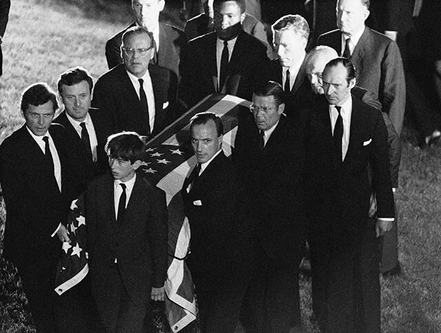 暗殺された父親のひつぎを運ぶ当時14歳のロバート・F・ケネディ・ジュニア（写真手前）。伯父や父の暗殺が彼を陰謀論に引きずり込んだ？