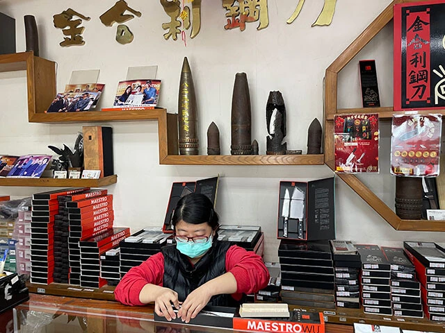 21年間にわたり撃ち込まれた砲弾殻を加工した包丁は、今や島の名産品。1発の砲弾から40~60本の包丁が作れるらしく、島内にはまだまだ「資源」があるという