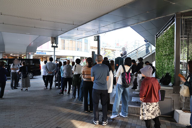 JR三ノ宮駅前で斎藤氏との握手に並ぶ列