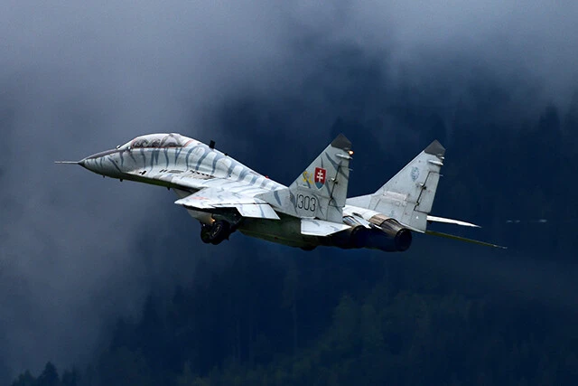 ウクライナ空軍の攻撃は、まずスロバキアから供与された複座ミグ29の対レーダーミサイル「ハーム」を搭載して、ロシア軍の対空レーダーを潰す。そしてストーム・シャドウを搭載したSu24が突入して、発射する