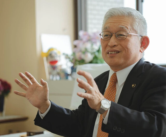 「日本では与党の有力者に担がれれば首相になれるから。そら国民のほうを向きませんよ」