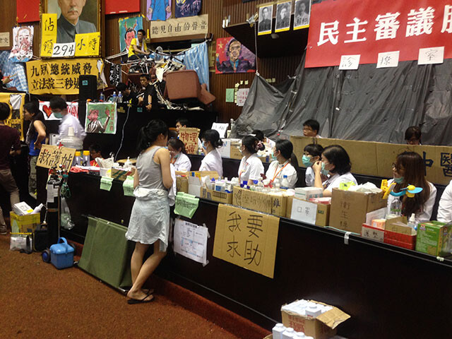 2014年に台湾で発生した学生運動「ヒマワリ学運」。学生たちは立法院（日本における国会議事堂に当たる）を占拠（撮影／安田峰俊、2014年）