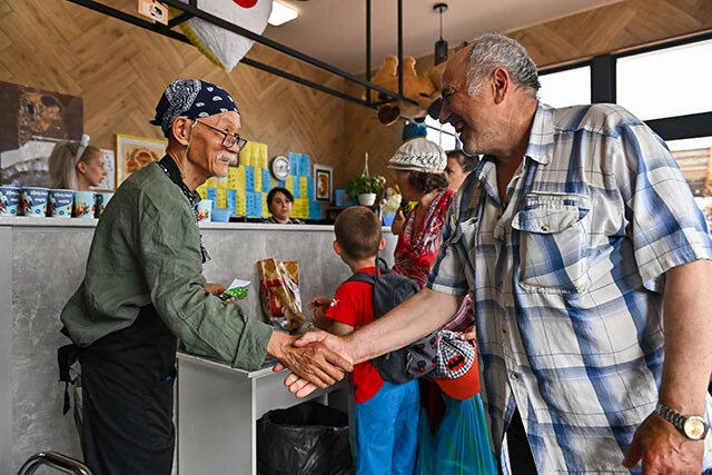 FuMi Caffe周辺は貧しい人が多く、開店中は常時30～50人程度の列が店の外にできていた。来店し食事をした後は、皆必ず感謝を述べて帰っていく