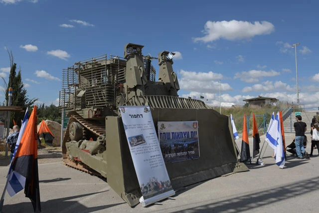 続いてイ軍機甲部隊は、装甲ブルドーザーD9Rを先頭に夜間、トンネル地下要塞地帯に突入する（写真：柿谷哲也）