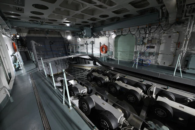 「もがみ」の艦尾にはウェルドックがあり、ダイバーなどが小型艇で発着艦可能。さらに機雷敷設用装備を有する(写真:柿谷哲也)