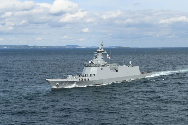 韓国は大邱級フリゲートを豪が選出している。満載排水量3600t、全長122m。建造費は1隻340億円だった。ちなみに、海自新型FFMは、2028年度配備予定の建造費が1隻873億円。韓国の安さ爆発である(写真:柿谷哲也)