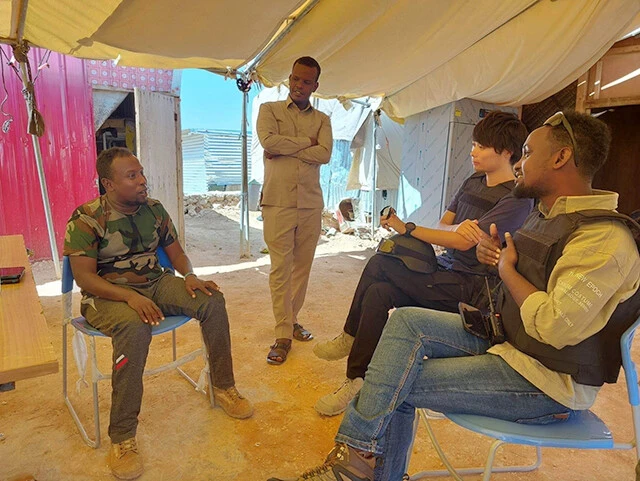 ソマリア政府軍ゴルゴル特殊部隊の指揮官とのミーティング。最前線での投降の呼びかけや、投降兵を迎えに行くためにも軍との連携が不可欠なため、情報機関も交えて普段から密に協議している