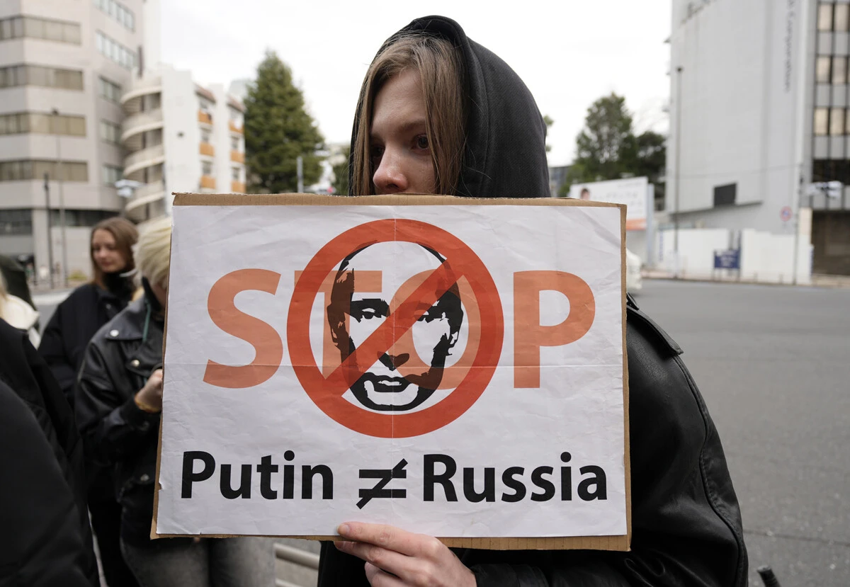 ナワリヌイの獄中死を受け、ロシア国内では各地で反体制派が抗議活動を展開。最初の2日間だけで400人以上が当局に拘束されたという