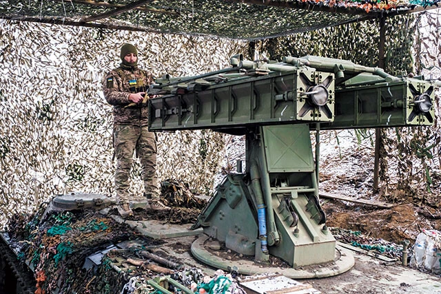 前線のウクライナ軍の様子。ロシア軍に発見されないよう対空ミサイルをカムフラージュネットで隠している
