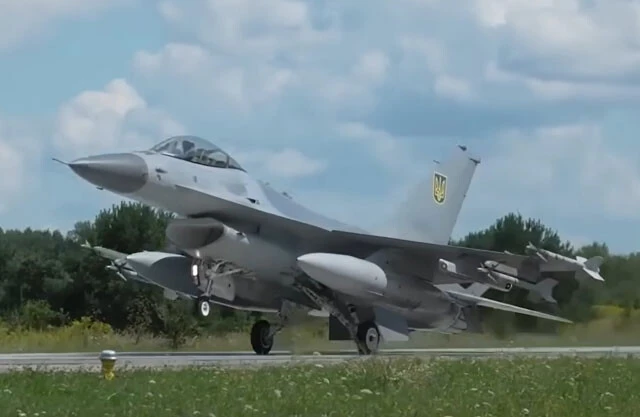 元デンマーク空軍のF-16Aブロック20(MLU)。公開映像では機体番号部分が加工されている(撮影:ウクライナ国防省)