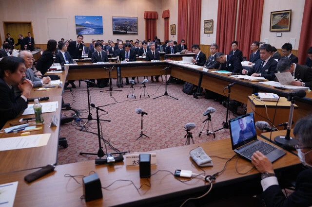 中央新幹線環境保全連絡会議(連絡会議)の様子 向かって左に有識者、右にJR東海、正面に県職員が座り、各自治体や関連部署のオブザーバーも多数参加する。平均すれば、年に7、8回ほど開催されているとみられる