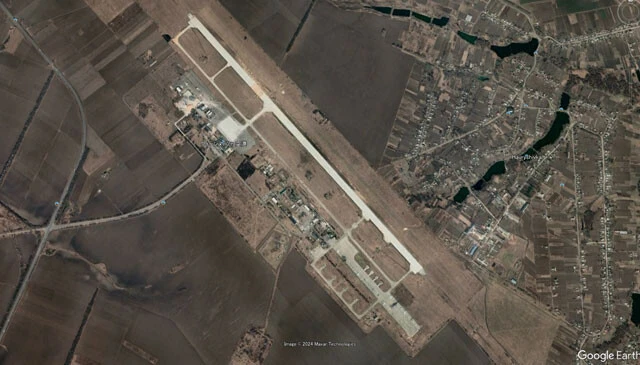 写真はグーグルアースから見た滑走路や誘導路、エプロン工事中のウクライナ国内空軍基地