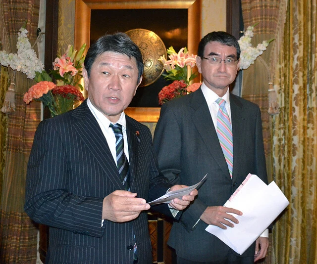 写真(左)/茂木敏充(68歳) 写真(右)/河野太郎(61歳)