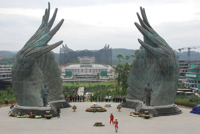 新首都ヌサンタラに建設された大統領宮殿（奥）のすぐ手前にある大広場