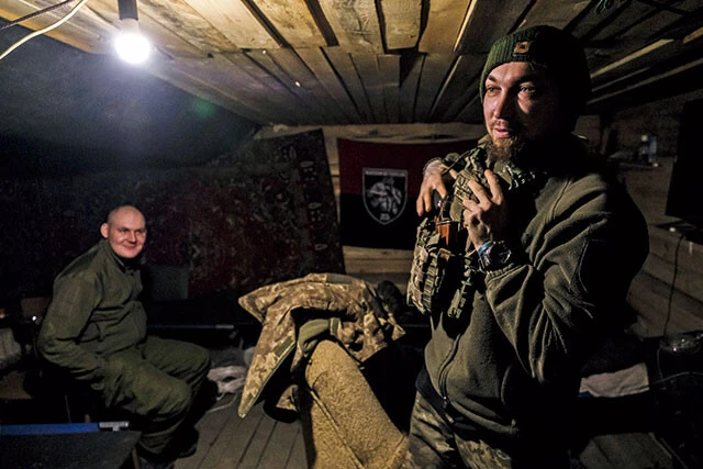 東部戦線にほど近いチャシフ・ヤルにて。ロシア軍の攻撃を避けるため、兵士たちは地下で生活している