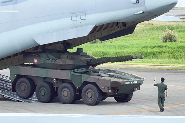 与那国島に運び込まれた「16式機動戦闘車」。主に離島防衛を想定して200台余りが準備されている