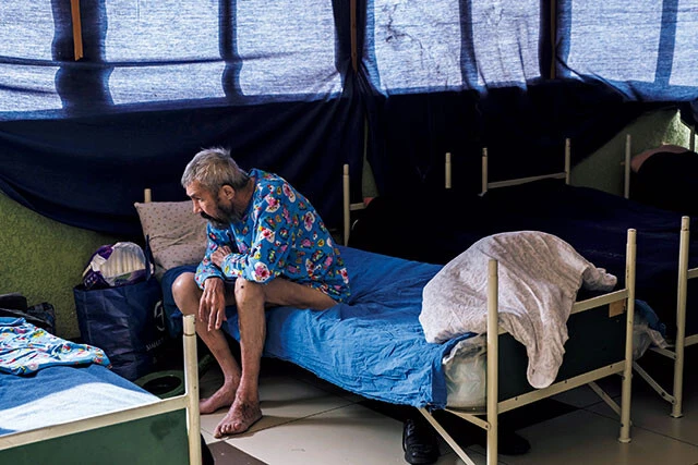 前線からクラマトルスクに避難してきたお年寄り。体調に問題があるので、教会で一時的に保護されていた