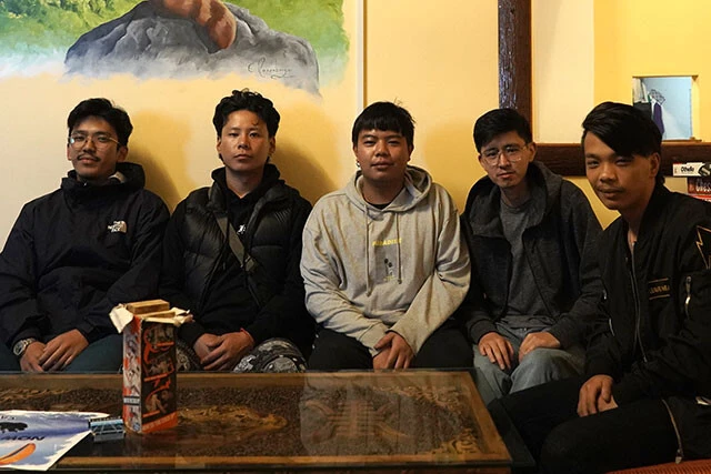 ダージリンの若者たち。これからのインドを担う彼らにとって明るい未来が開ける選挙となってほしい