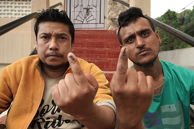 指先につけられた「投票済み」のマークをこれでもかと見せつけてくれた有権者のふたり（撮影／ソナム・ヌルボ）