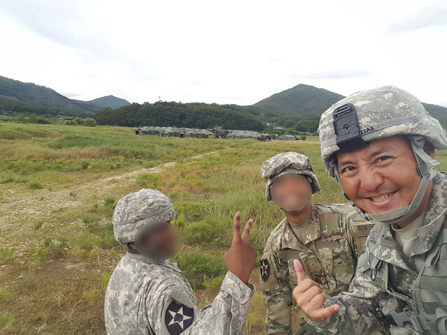 幹部学校をクビになったサイトウは、北朝鮮に近い韓国の議政府市にある「インディアン・ヘッド」と呼ばれる陸軍第8軍第2歩兵師団の武器科に配属され1年勤務した