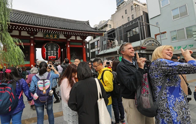 雷門などの東京の名所には連日、訪日観光客が訪れている。仲見世などはかなりの混雑だ