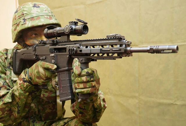 陸上自衛隊の最新自動小銃「20式5.56㎜小銃」。豊和工業が今年度までに計2万8000丁ほどを納入するが、部品の多くは輸入品。円安はコストに影響する