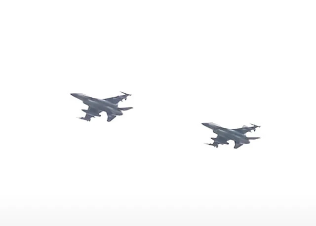 式典では地上に2機の整備訓練用F-16が展示され、上空には2機の実戦機がフライバイした(撮影:ウクライナ国防省)