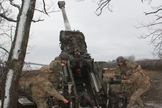 最前線近くに掘ったばかりの露軍ストームZの塹壕に、米国から大量に供与された155mm砲弾をM777榴弾砲から叩き込む。しかし、その発射点は露軍にすぐに探知され反撃をうける。どうすれば？（写真：ウクライナ国防省）