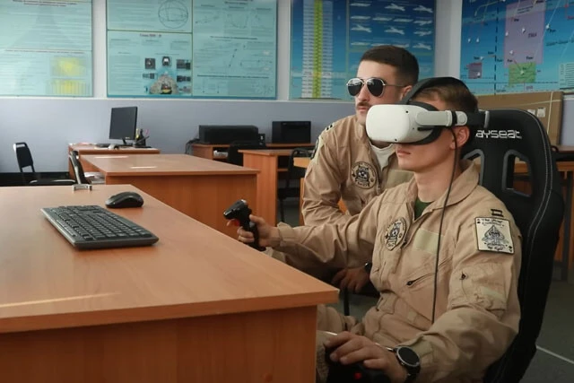 ウクライナ国内では、F16のシミュレーター訓練が進んでいるが、その機材のレベルはフライトゲーム程度でしかない（画像：ウクライナ国防省ユーチューブチャンネルより）