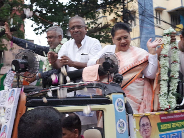 南コルカタ区におけるTMCの候補者、マラ・ロイ氏（車上手前の女性）