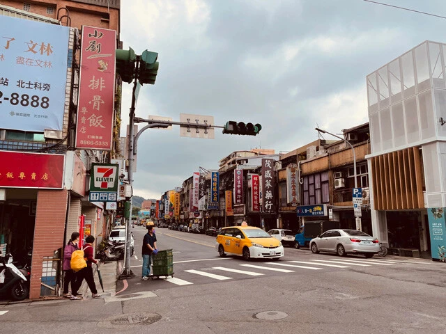 テンテンの活動拠点のすぐ近くの路上。今もキョンシーが出てきそうな、台湾の下町である