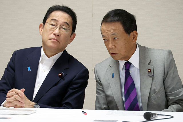 小泉進次郎首相が誕生すると、自民党内で菅氏の影響力が強くなり、岸田氏と麻生氏は窮地に立たされるかもしれない