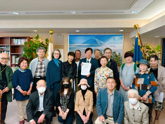 川勝知事の再出馬を求める署名提出の様子　5月2日の正午。県民有志が集めた「川勝知事の再出馬を要請する」署名1987筆を川勝前知事（写真中央）に手渡した。アポなし訪問だったが、同氏は快く17人の県民を受け入れた