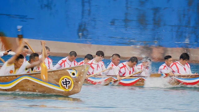 与那国島で行なわれている伝統漁船による競漕の祭り「ハーリー（海神祭）」の様子。島民に交じって漕ぎ手として参加している自衛隊員もいる
