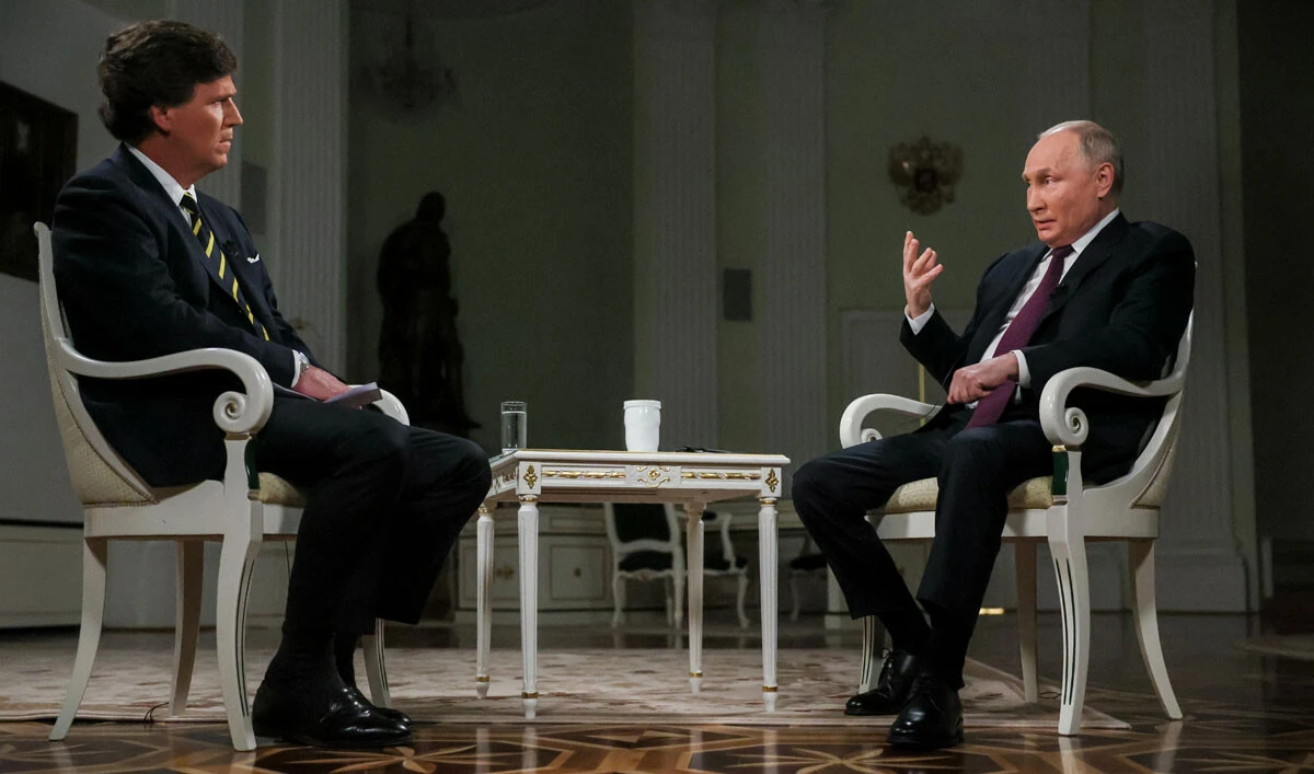 プーチン露大統領は、元FOXニュースの司会者のインタビューを受けた、これは情報戦の一環なのか......(写真:SPUTNIK/時事通信フォト)