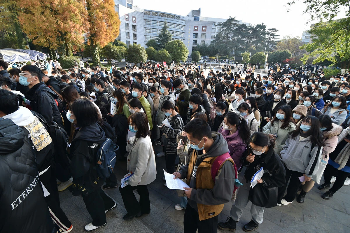 公務員試験に殺到する中国の若者。その悲鳴は、日本の私大生には歓声に聞こえる謎を探る