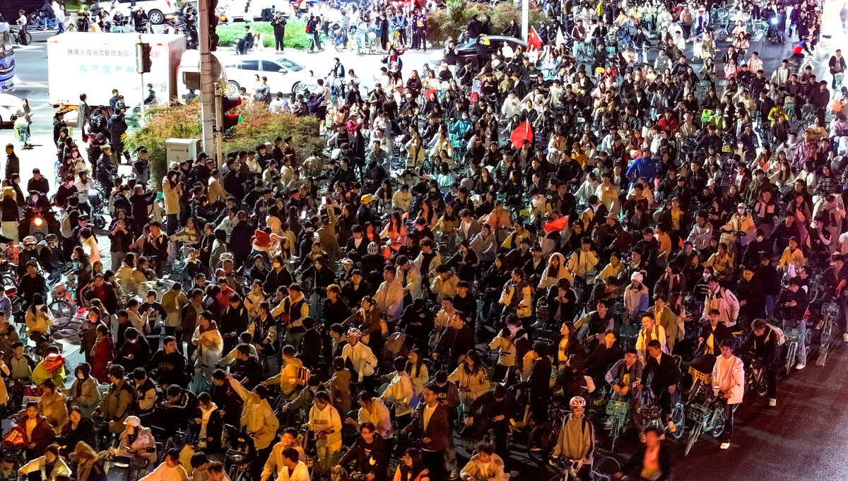 中国の大学生による深夜のチャリンコ大移動は、どのように発生したのか?