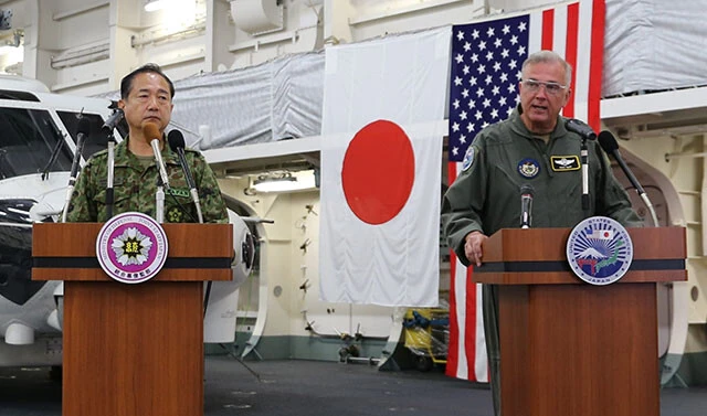 米軍司令官のカウンターパートは統幕長から統合作戦司令官へ（写真は2022年の日米共同演習時の山崎統幕長と在日米軍のラップ司令官）
