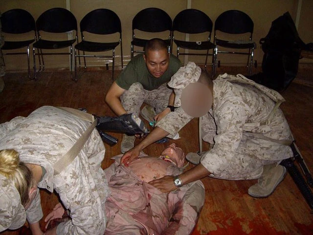 縫合の練習はマネキンで。海兵隊の教育隊では食事の時間が設けられておらず、各自自由に取る。砂漠での訓練ではサボテンの実を食べた