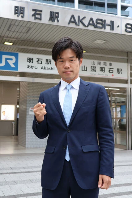 橋本慧悟氏を明石駅前で撮影。すると高齢の女性が｢がんばって｣と声をかけてきた｡初出馬ながら泉房穂前明石市長の弟子ということで、少しずつ知名度が上がってきている