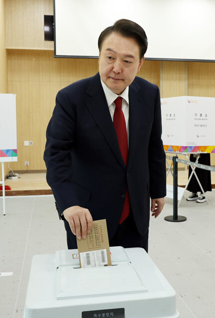 総選挙の事前投票が始まった4月5日、釜山の投票所で投票を行なう尹錫悦（ユン・ソンニョル）大統領