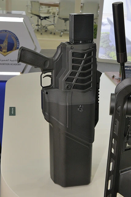 妨害電波を発射するハンディ型の対ドローン電子銃(オーストラリア企業製)。電波射程は2㎞程度