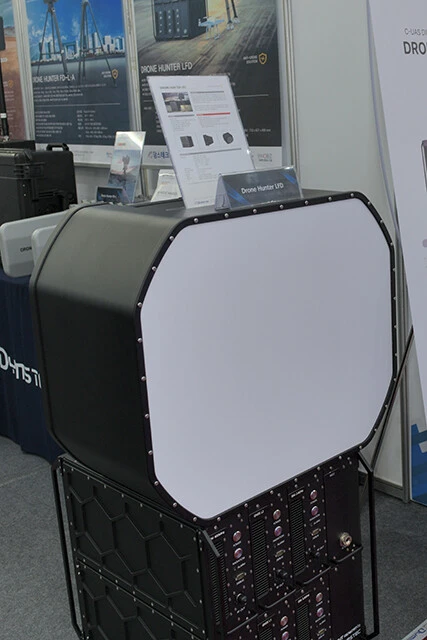 据え置き型の電波妨害装置。指向性のハンディ型と違って扇状(45~120度)に広く妨害電波を出し続ける。複数並べれば全周カバーも可能だ