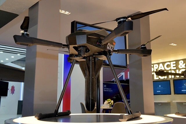 レーダー探知を防ぐ炭素素材を使用し、ステルス形状を備えたクアッドコプター型爆撃ドローン。機体下部に投下用の爆弾を搭載している